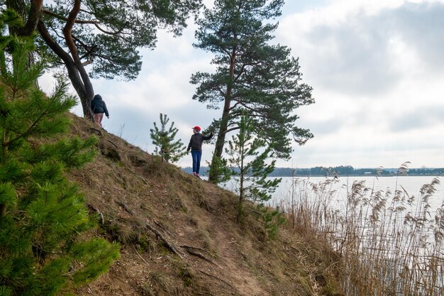 Gdzie leży Słowiński Park Narodowy i czym wyróżnia się to miejsce?
