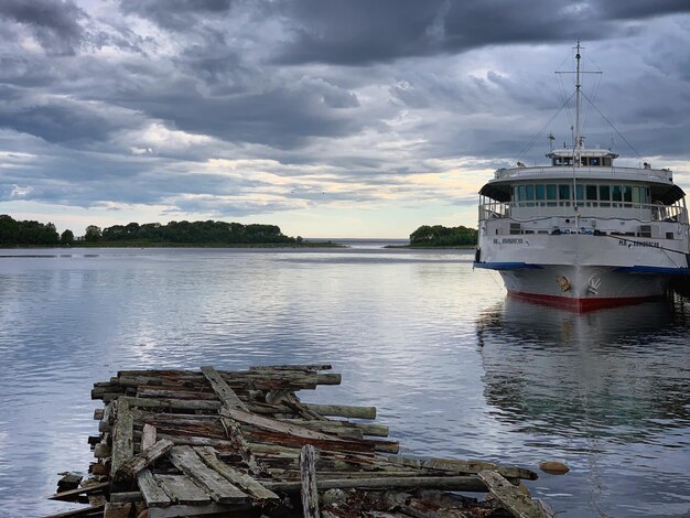 Ile płynie statek z Gdyni na Hel i od czego zależy czas rejsu?