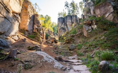 Skalne miasto którym szlakiem warto się wybrać?