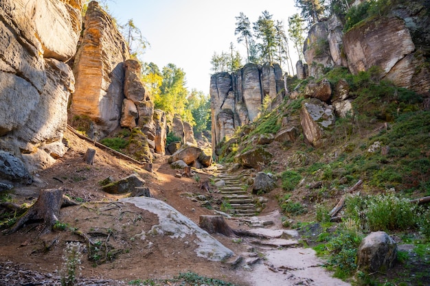 Skalne miasto którym szlakiem warto się wybrać?